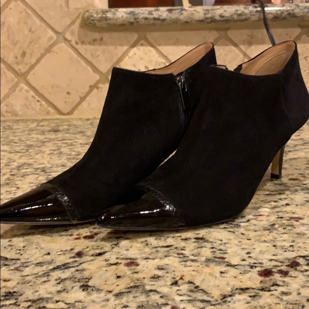 Black “Trotters” ankle boots with high heel
